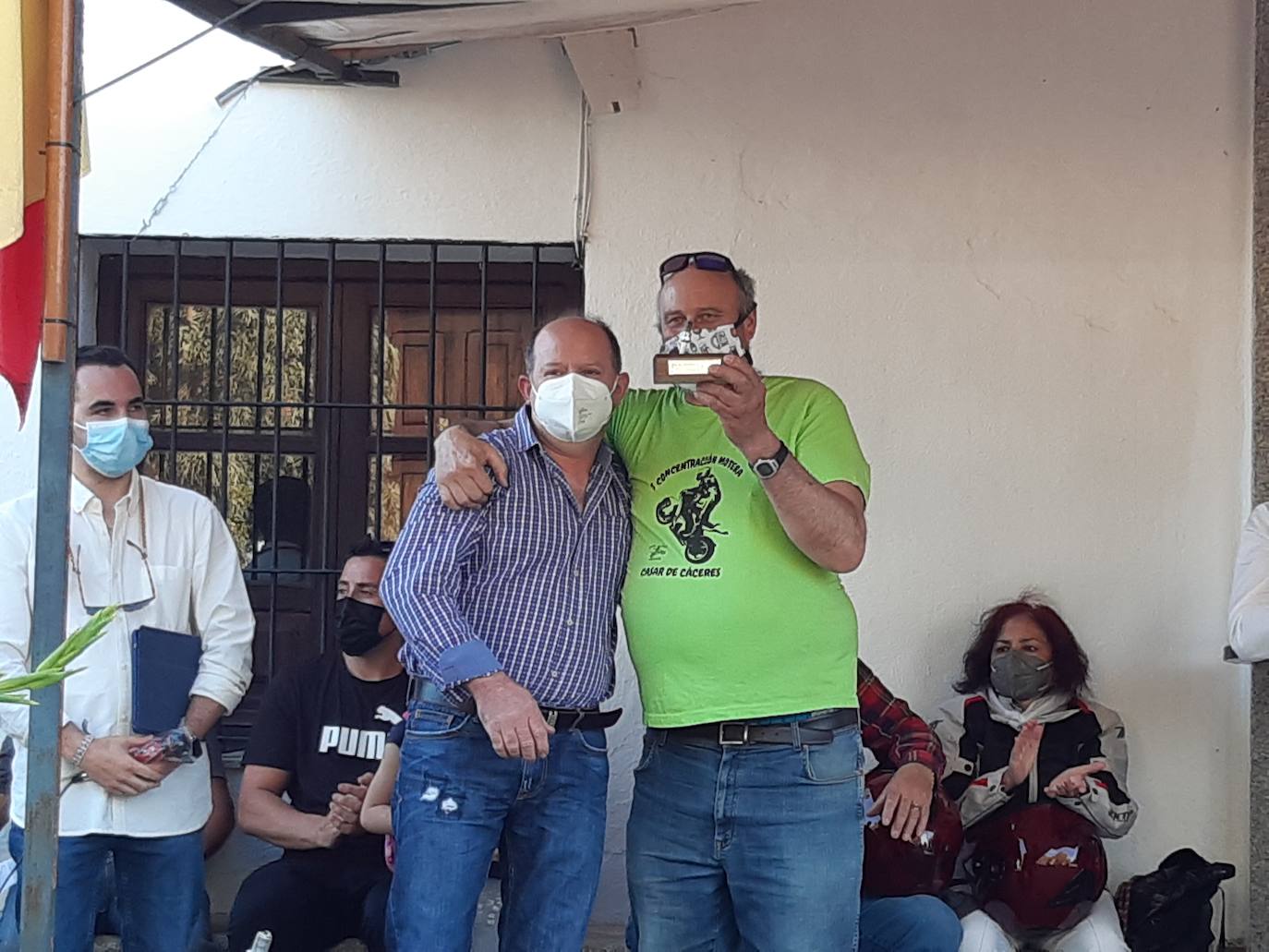 Imagen secundaria 2 - Algunos de los homenajeados que recibieron trofeos por parte del colectivo.