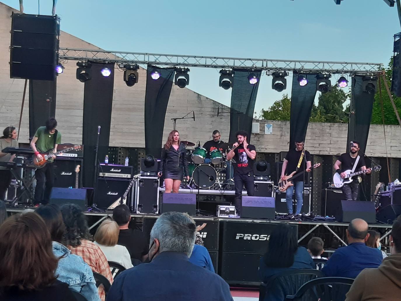 Ruta 87, integrado por siete músicos y cantantes, ayer en su actuación en la plaza de Sancho IV. 