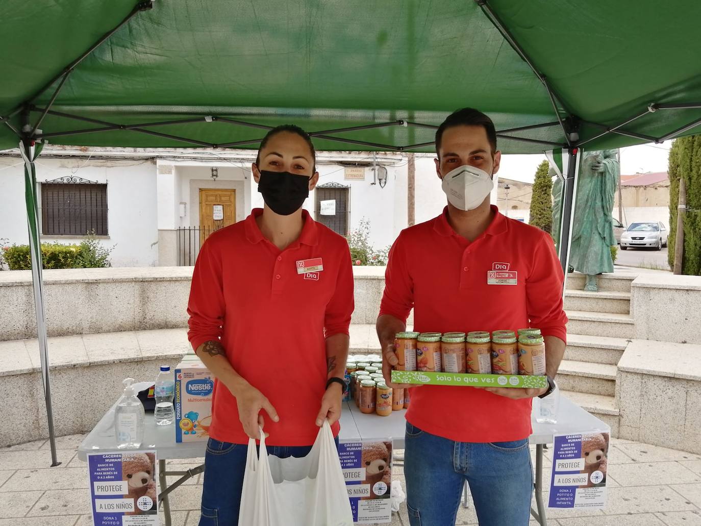 Trabajadores del supermercado DÍA entregaron productos para el Banco de Alimentos. CEDIDA