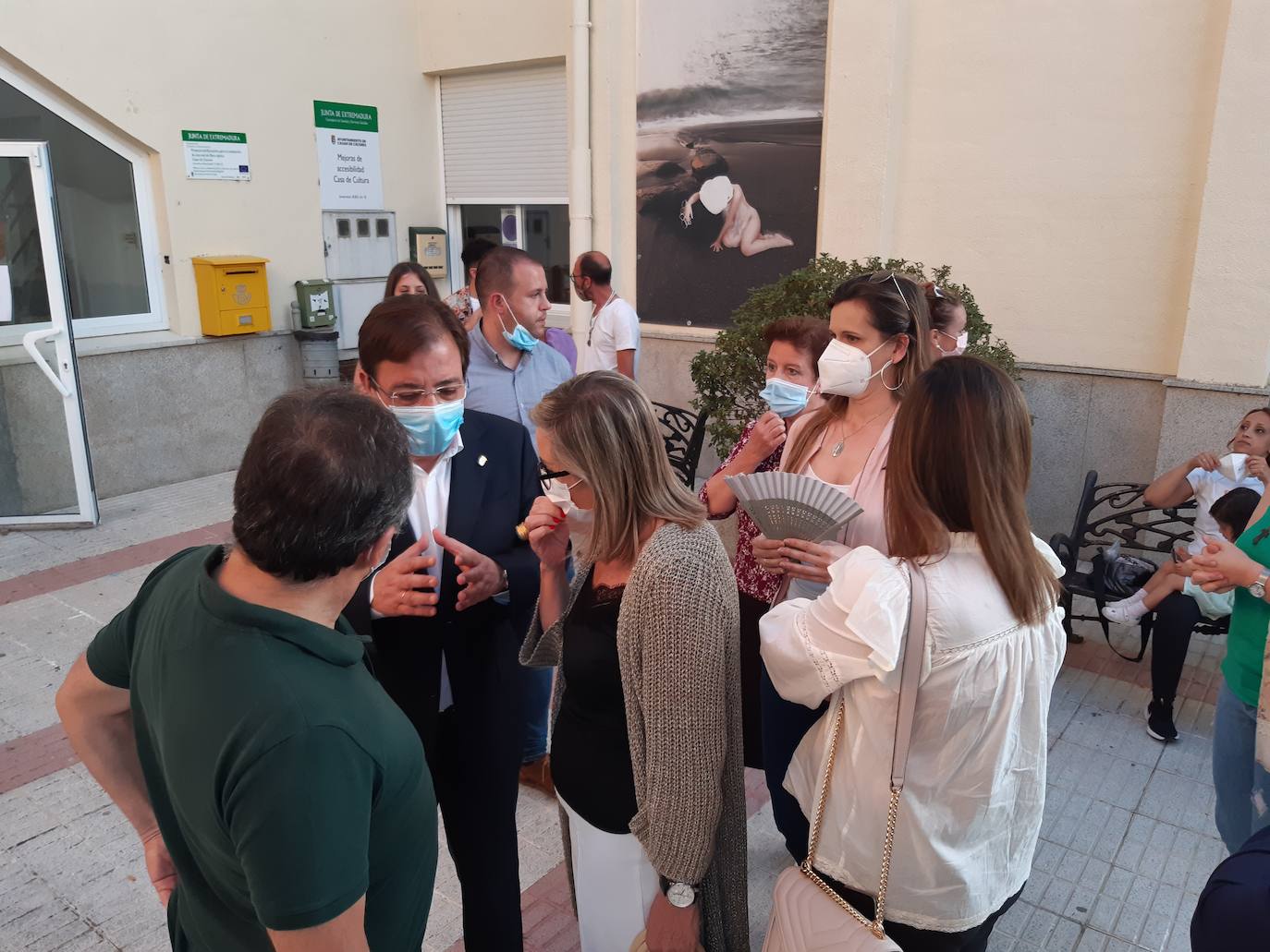 Imagen secundaria 1 - Se cumplieron medidas de seguridad en la celebración del acto. Abajo las mujeres del colectivo Salvemos la Cruz aguardan su turno para hablar con Vara. A la derecha, Vara ofrece saludos a un casareño. 