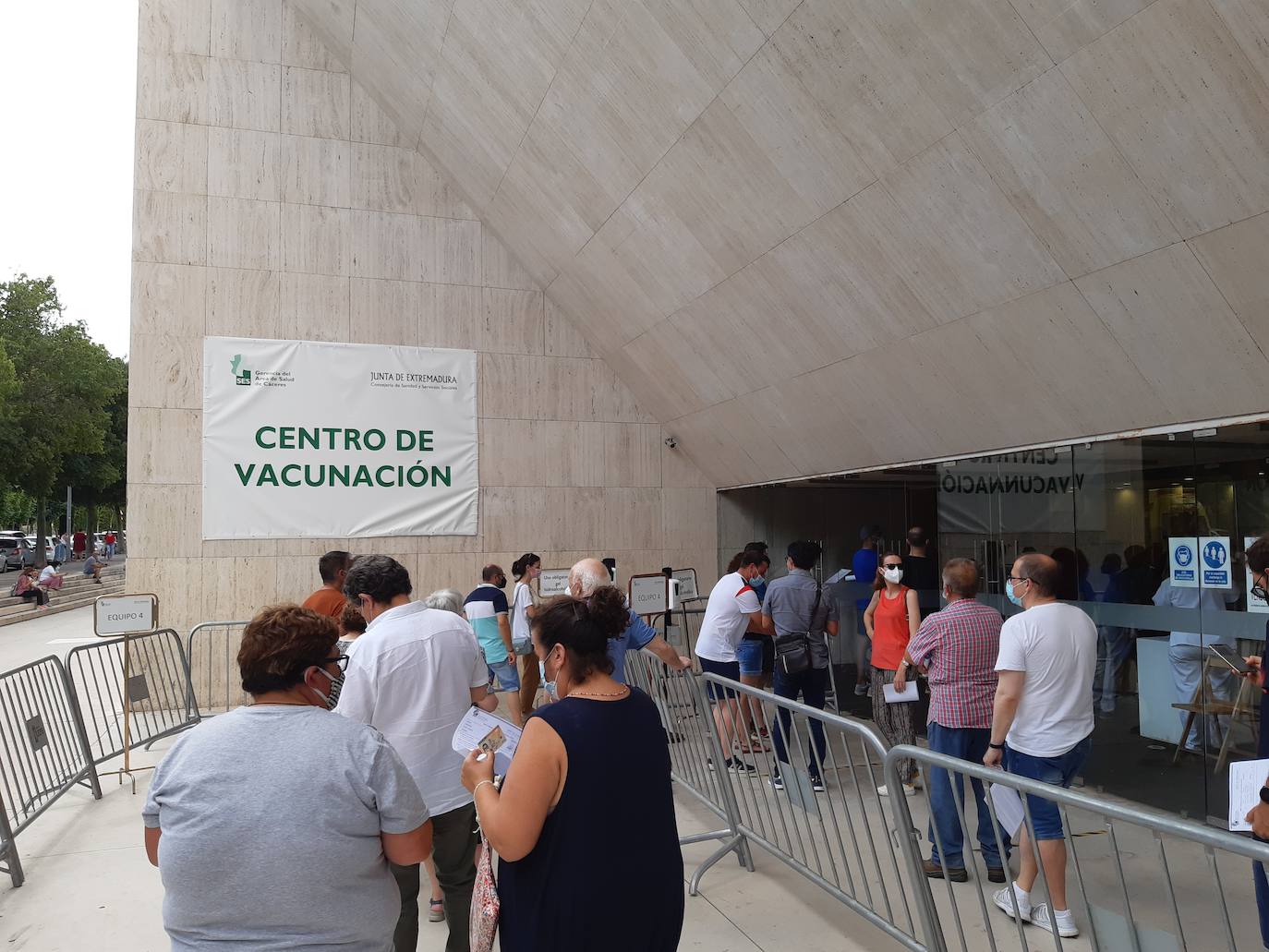 Casareños aguardando su turno en la cola esta tarde. 