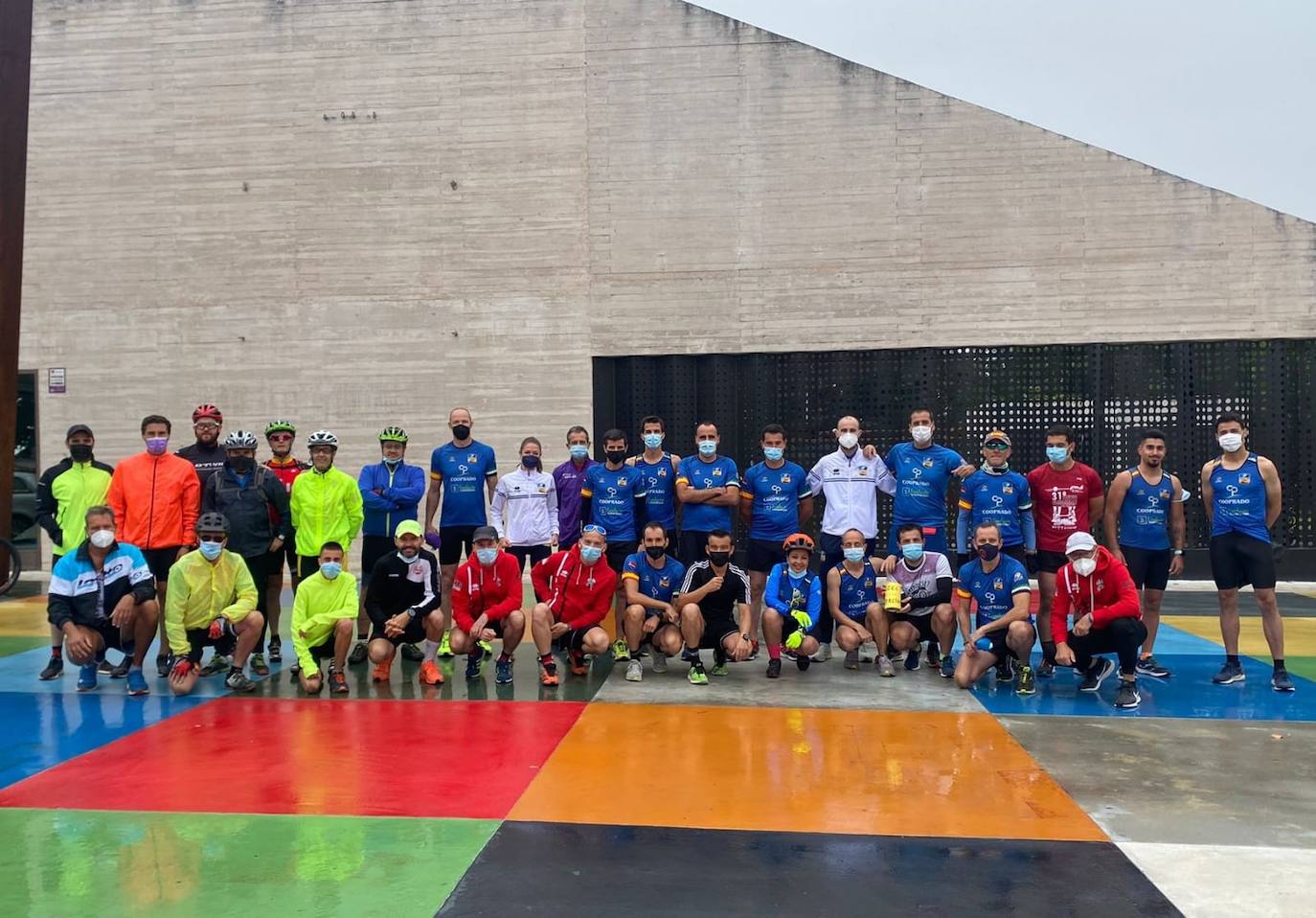 Participantes en la marcha del pasado domingo, en la recogida del testigo solidario. 
