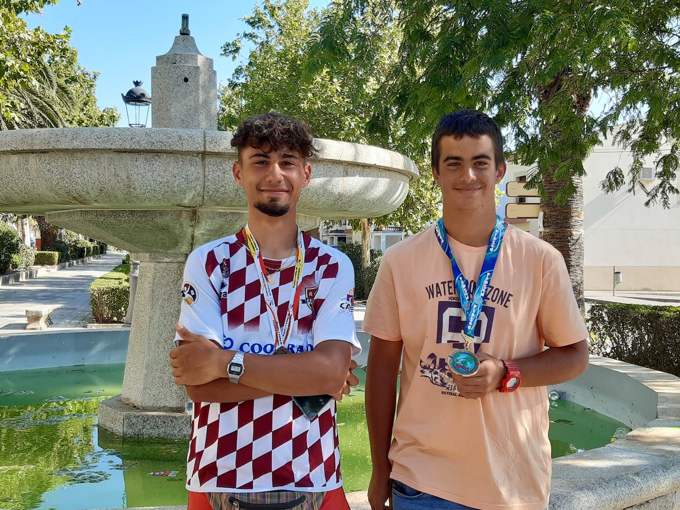 Alberto y Samuel, tras el regreso a su pueblo, felices por el éxito en el Mundial. 