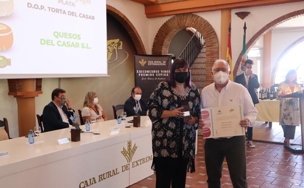 Representantes de la quesería en la entrega de premios 