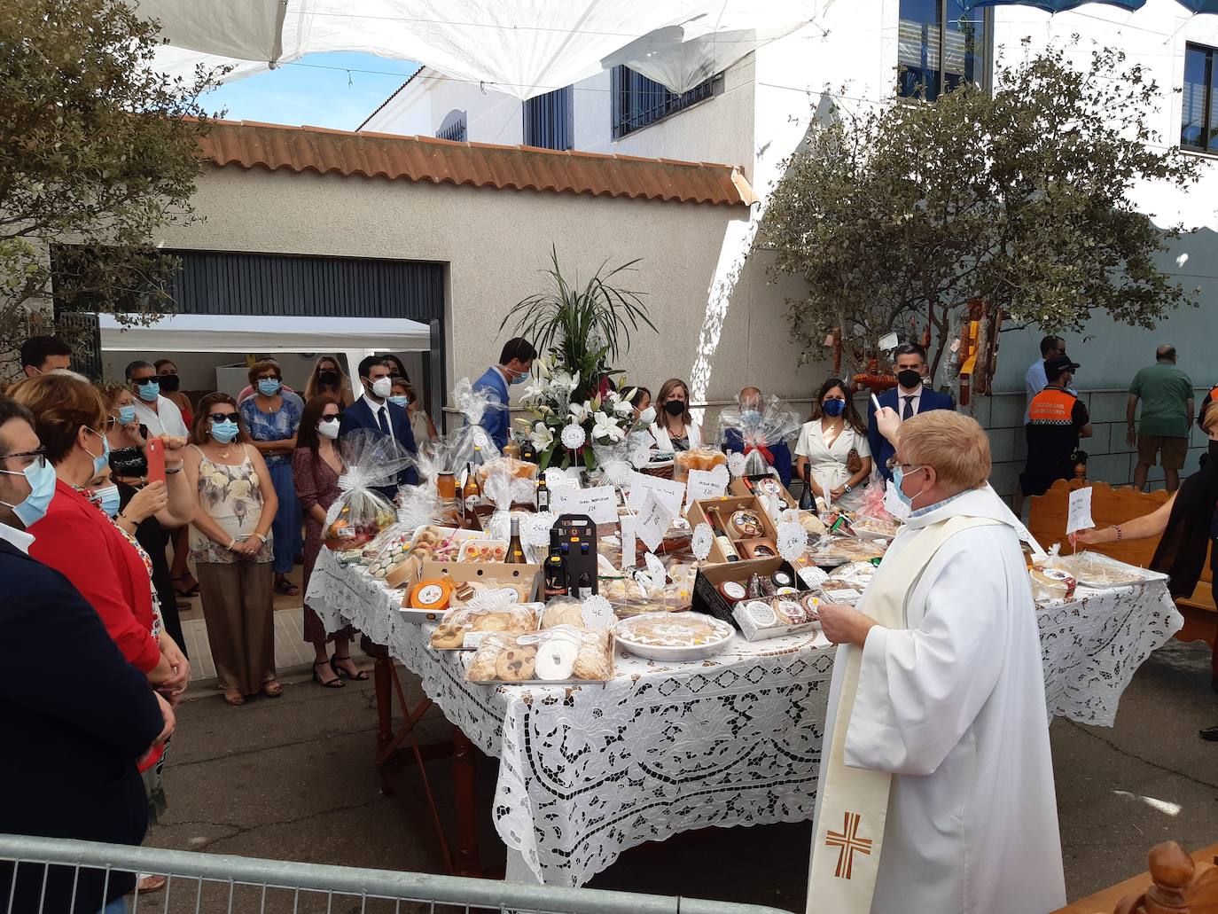 Imagen principal - Los casareños vuelven a arropar la Mesa del Ramo