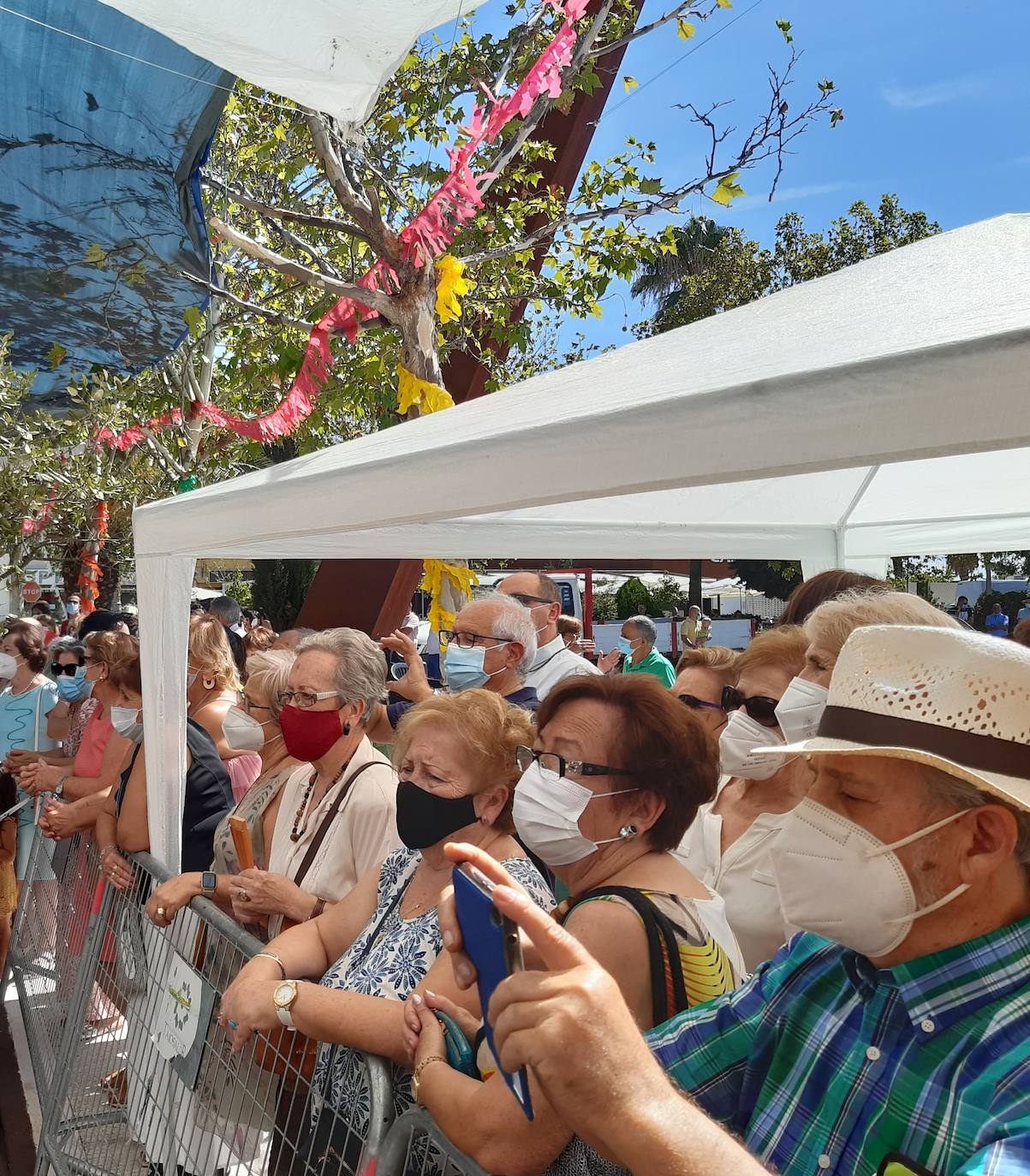 Imagen secundaria 2 - Los casareños vuelven a arropar la Mesa del Ramo