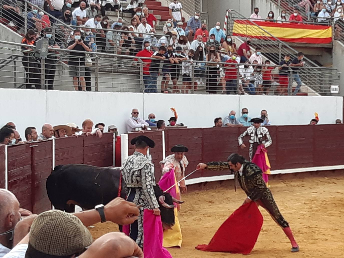 Imagen secundaria 1 - Leonardo ha logrado cuatro orejas. Morante matando. El rejoneador con banderillas a dos manos. 