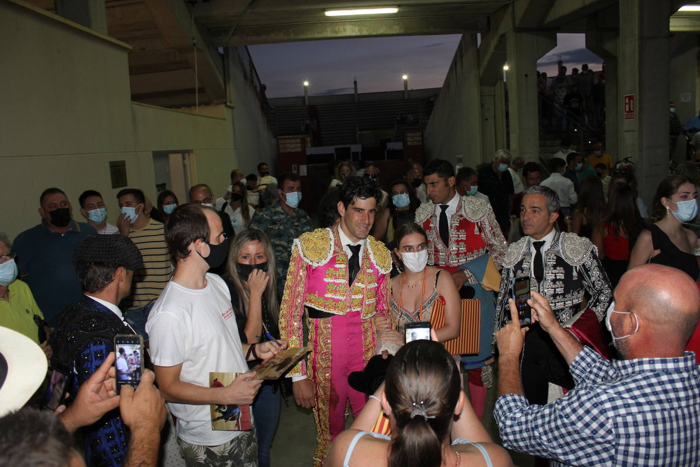 Imagen principal - Aficionados junto a López Simón, los ganaderos locales Luis y Miguel González, y los tres toreros de la tarde tras la corrida. 