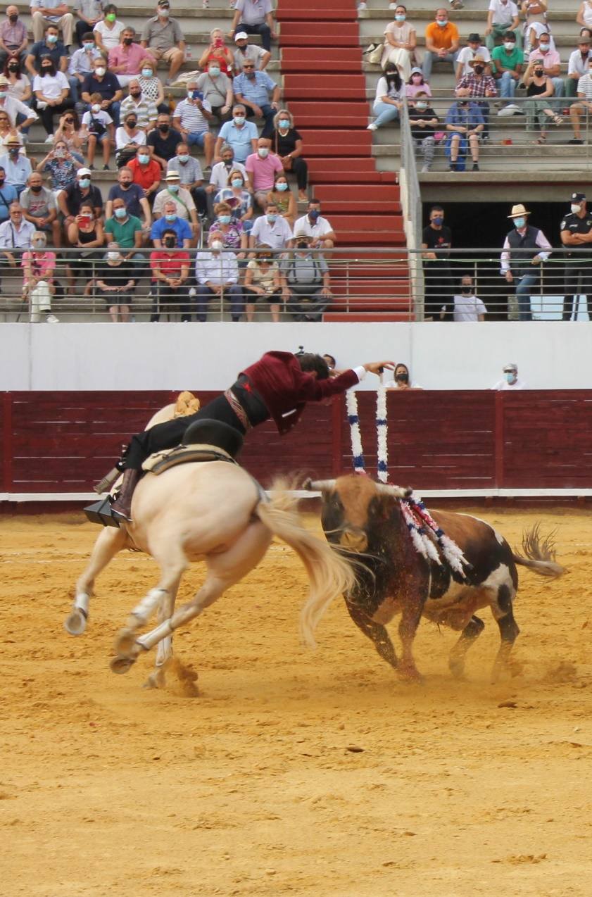 Imagen secundaria 2 - Leonardo ha logrado cuatro orejas. Morante matando. El rejoneador con banderillas a dos manos. 