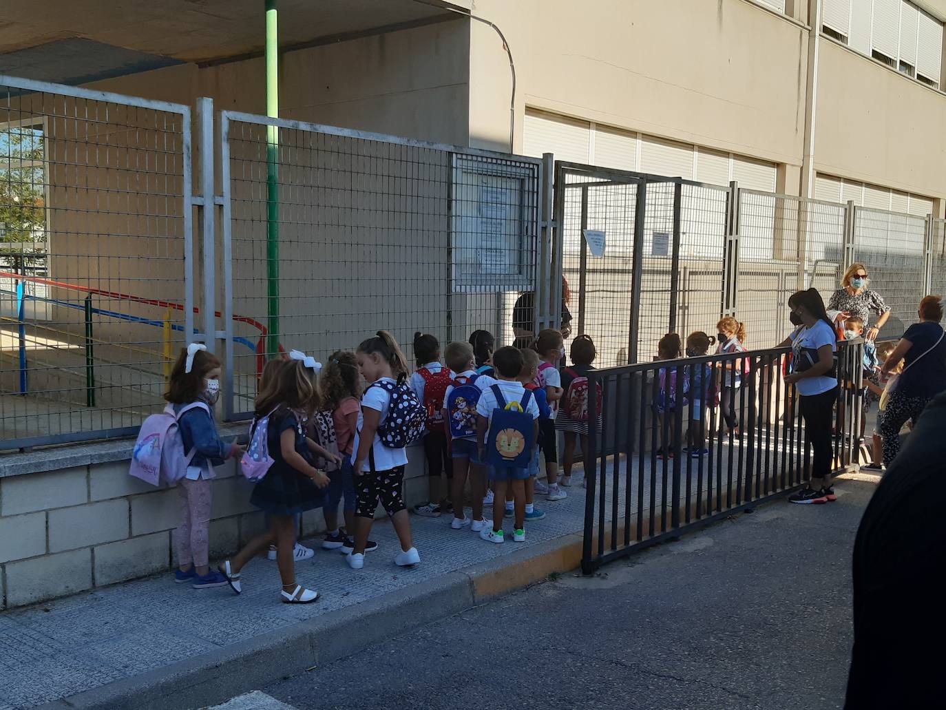 Niños del segundo curso de Infantil se han mostrado muy contentos hoy por volver al colegio. 