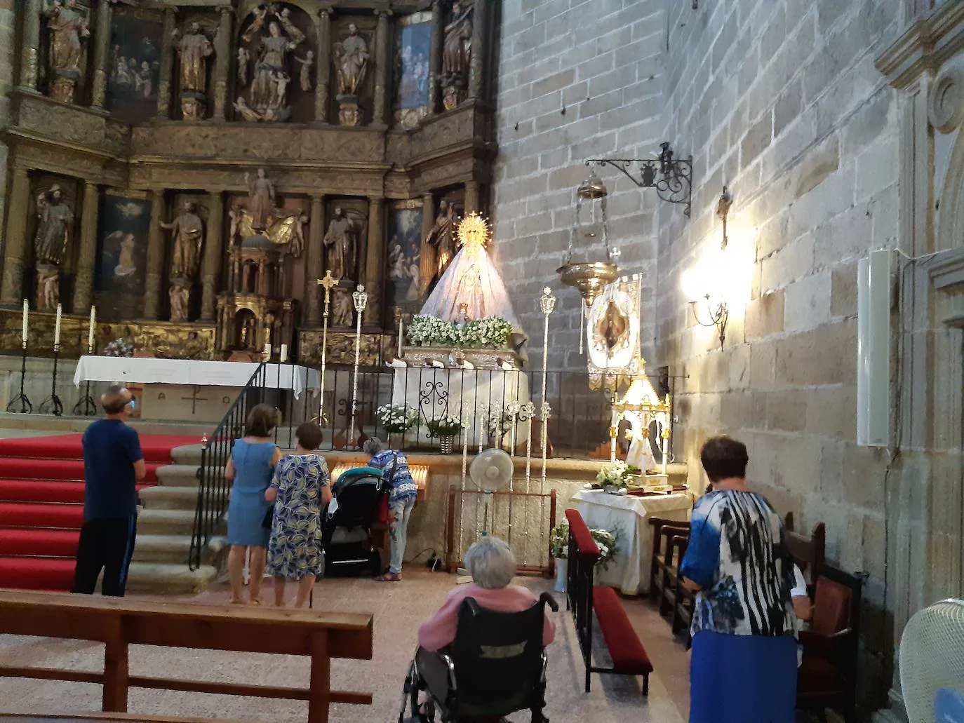 Personas de todas las edades, esta mañana, realizando visitas a la Virgen. 