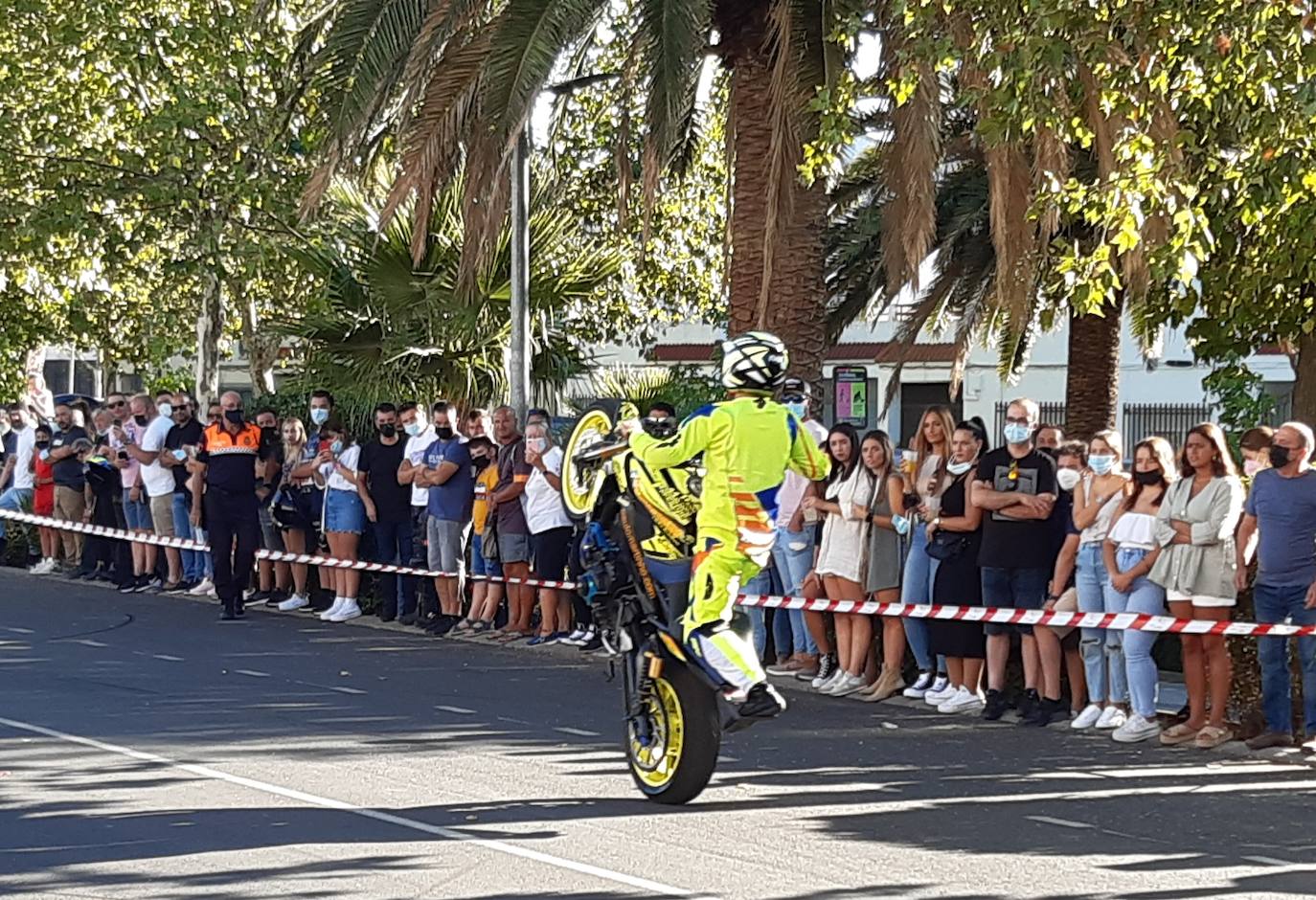 Imagen secundaria 1 - Acrobacias y espectáculo en Casar de Cáceres a cargo del piloto portugués Paulo Martinho