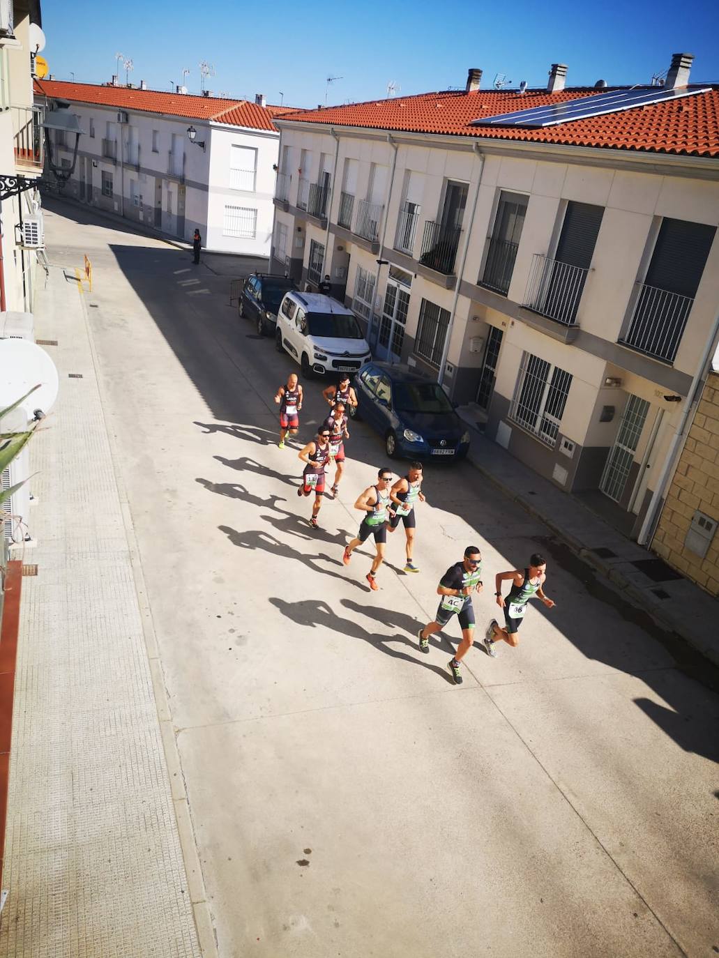 Triatletas en un tramo de la calle Barrionuevo. 