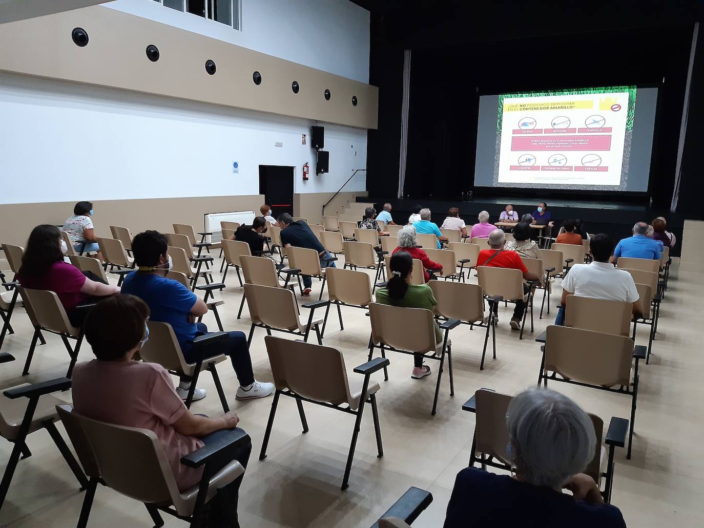 Reunión mantenida esta tarde entre los vecinos y responsables del Ayuntamiento en la casa de cultura. 