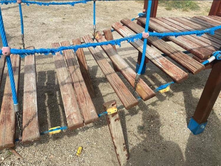 Estado de uno de los puentes de madera del parque infantil. 