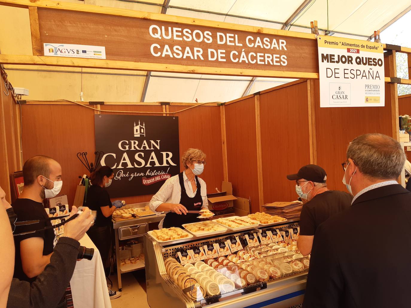 Puesto de venta y degustación de la quesería casareña Quesos del Casar. 