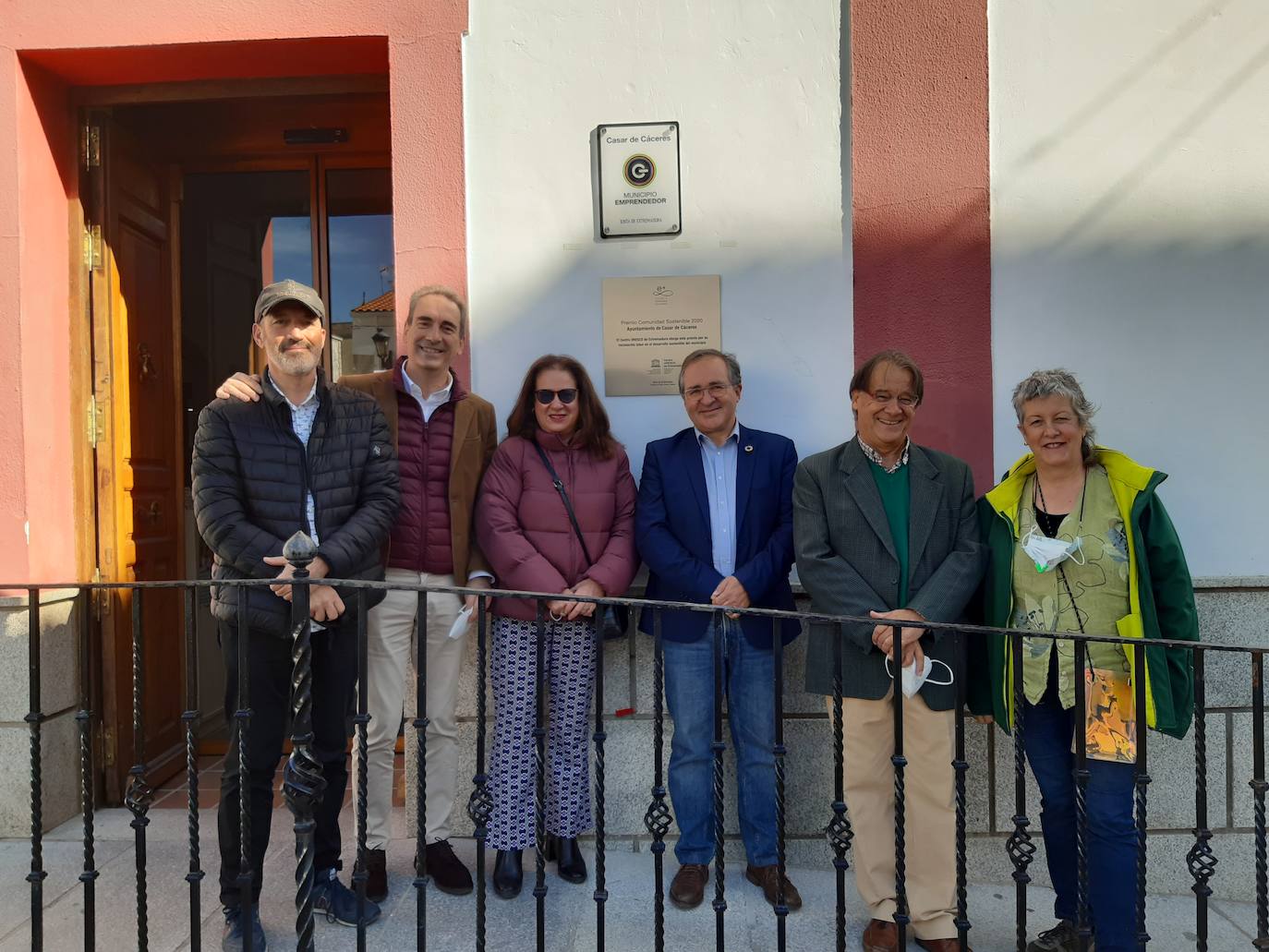 Imagen principal - Casar de Cáceres descubre su placa del Premio Comunidad Sostenible
