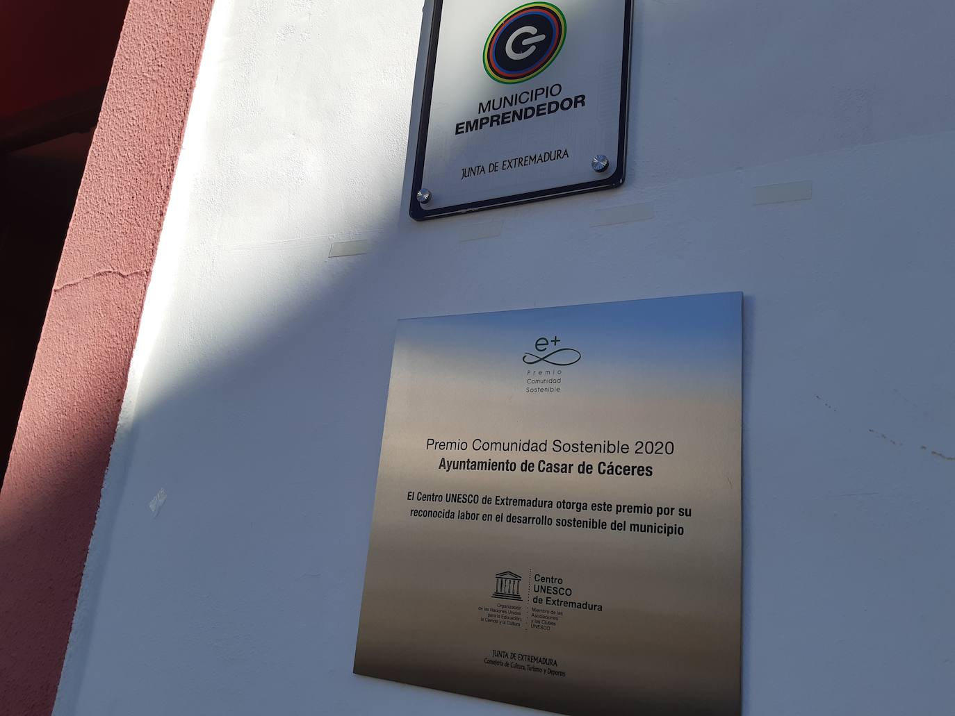 Imagen secundaria 2 - Casar de Cáceres descubre su placa del Premio Comunidad Sostenible
