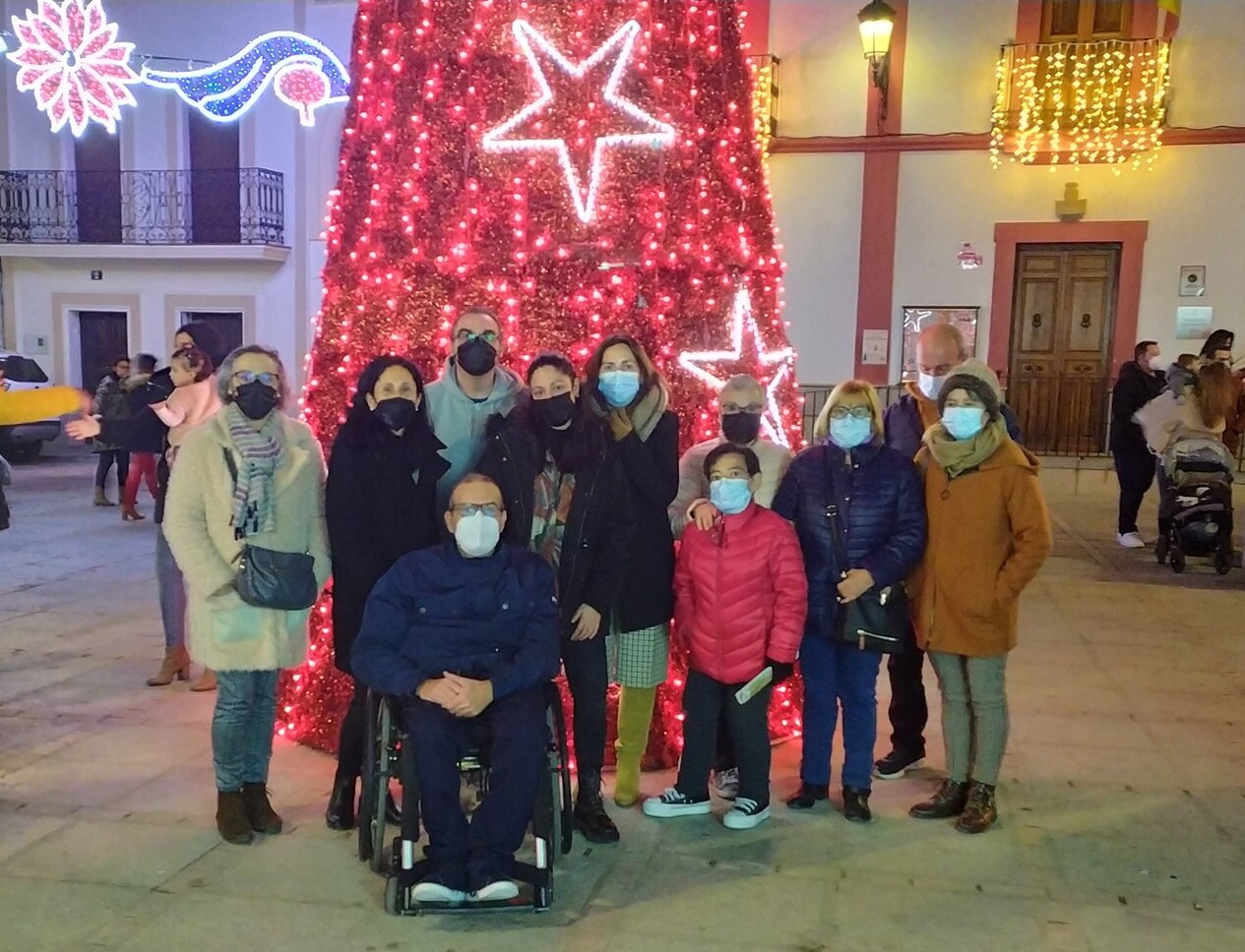 Algunas de las personas que forman parte de la familia de ADISCASAR, ayer, en la plaza del Ayuntamiento. CEDIDA