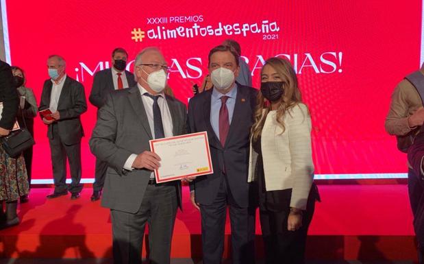 Mario Blasco, a la izquierda y Paula Blasco, a la derecha, reciben de manos del ministro de Agricultura, Luis Planas, en el centro, el diploma que reconoce a Gran Casar como el mejor queso de España.