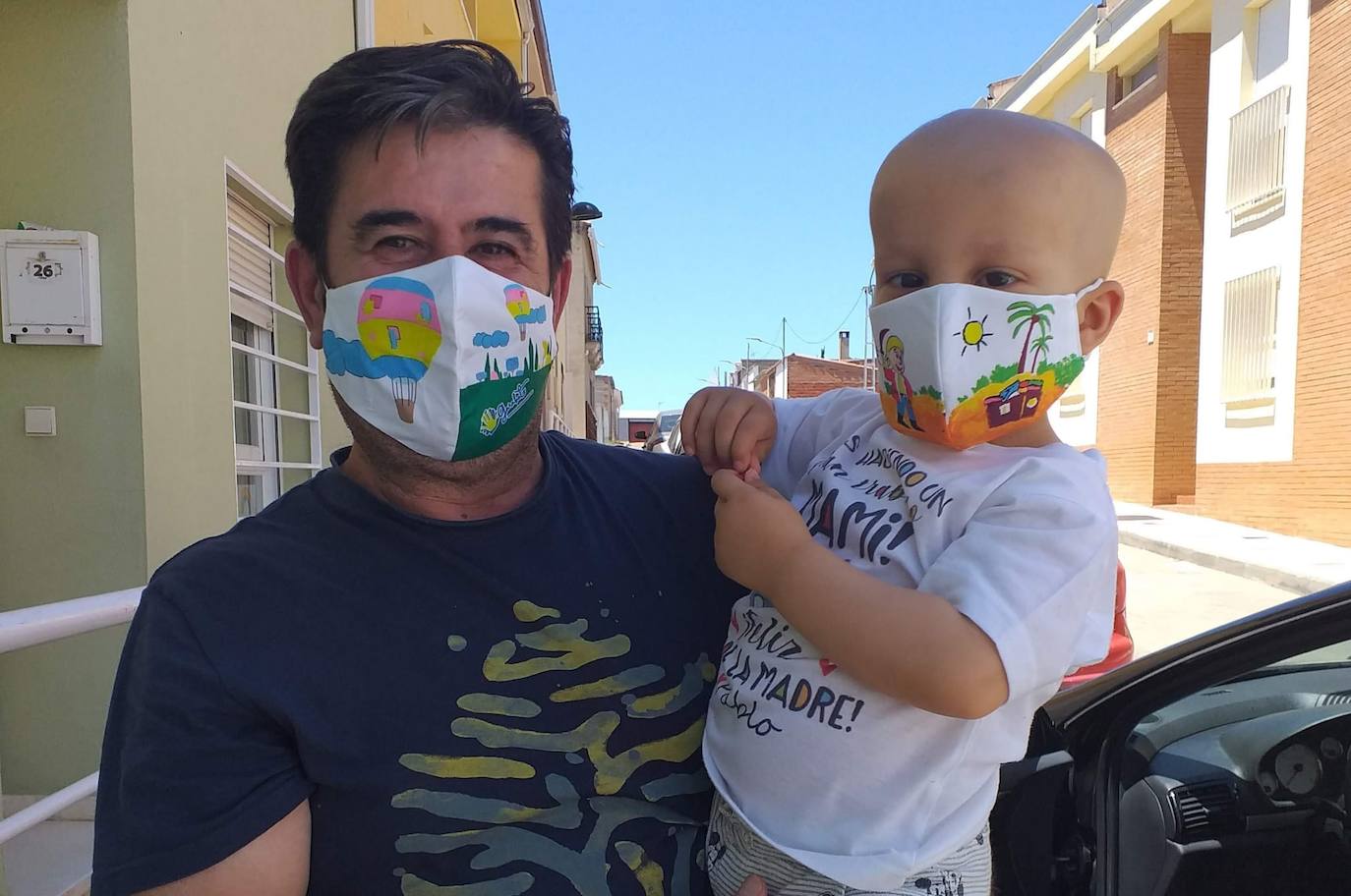 Imagen secundaria 1 - Arriba, una parte de la familia Garabajo. Abaja Juan Carlos Terroso con uno de los pequeños creadores, junto a los zuecos que están a la venta. 