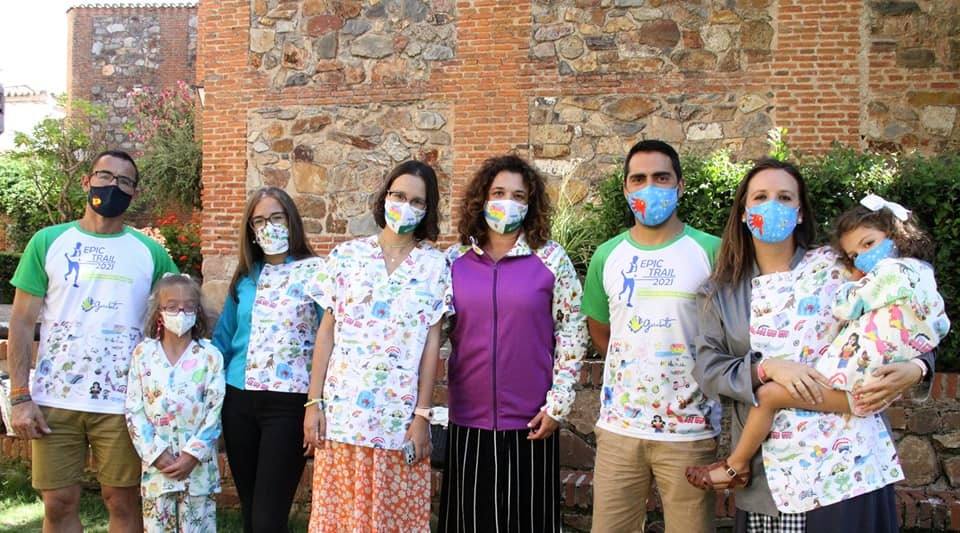 Imagen principal - Arriba, una parte de la familia Garabajo. Abaja Juan Carlos Terroso con uno de los pequeños creadores, junto a los zuecos que están a la venta. 