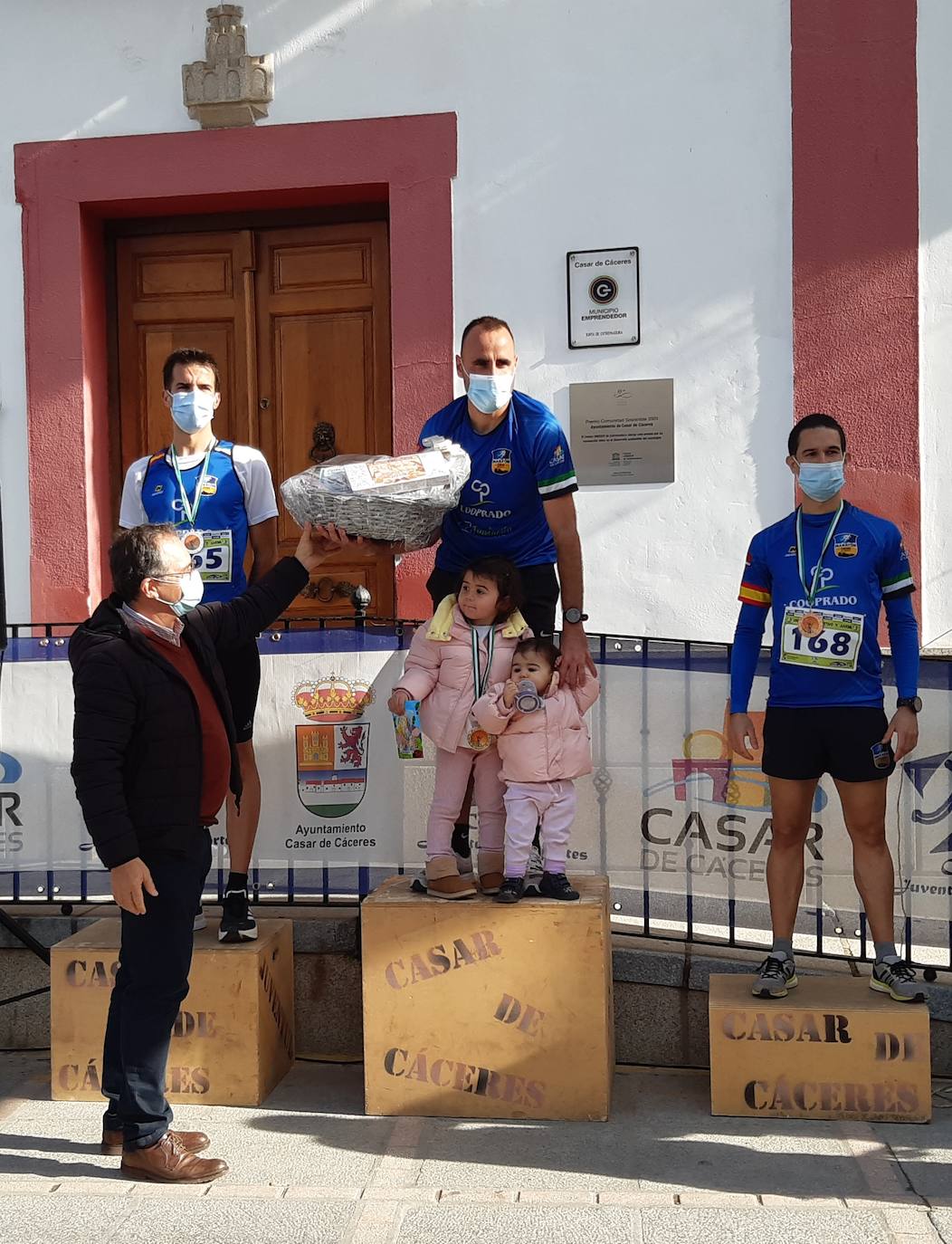 Imagen secundaria 2 - El buen tiempo acompaña la tradicional Carrera del turrón
