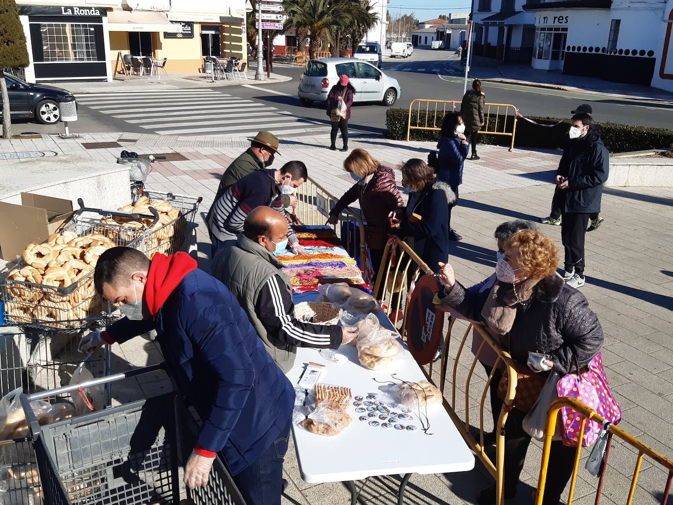 Centenares de personas han salido a la calle para comprar las roscas, cordones y demás productos de San Blas. 