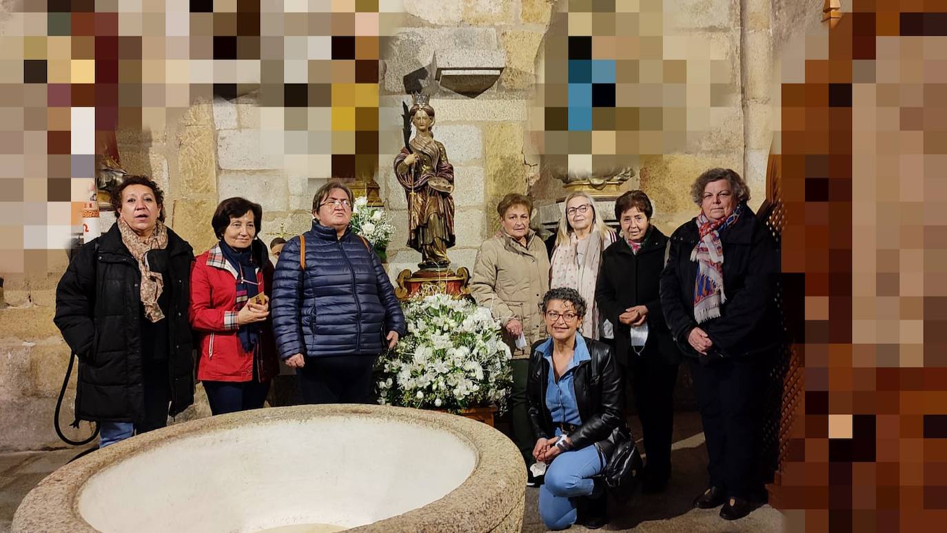 Un grupo de devotas junto a Santa Lucía, esta tarde. 