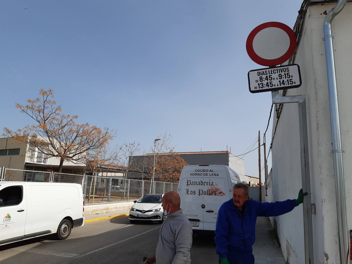 La señales verticales son visibles desde el pasado viernes, a la altura de Carpinsa y frente al cementerio. 