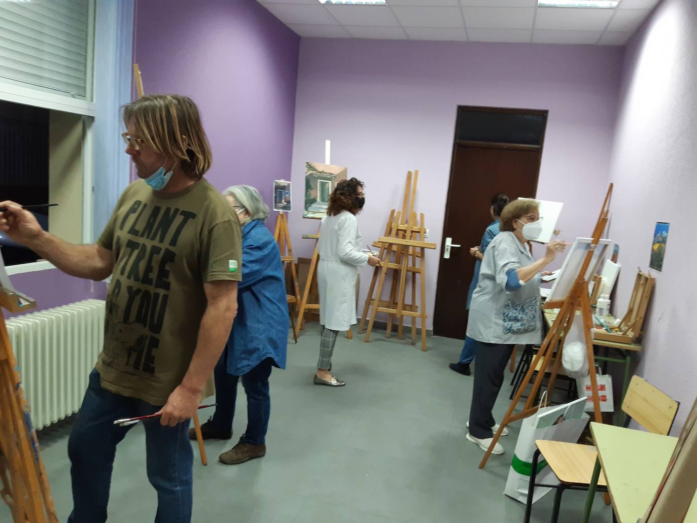 Mientras pintan, el grupo crea un ambiente familiar con las anécdotas y numerosas historias que se cuentan. 