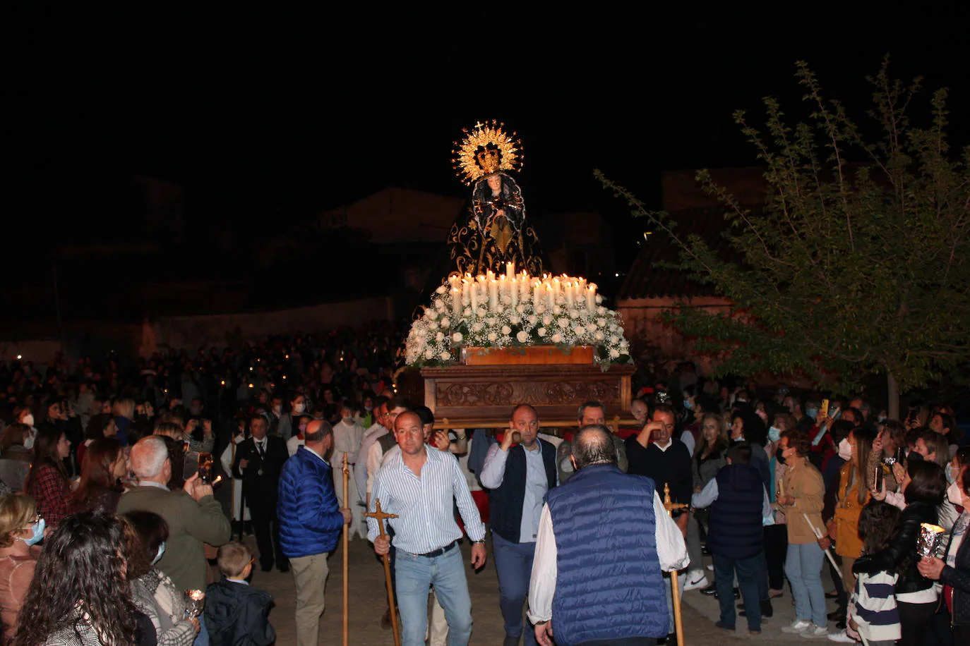 La explanada de La Ronda de la Soledad, anoche, repleta de personas con la llegada de la Virgen a su ermita. 