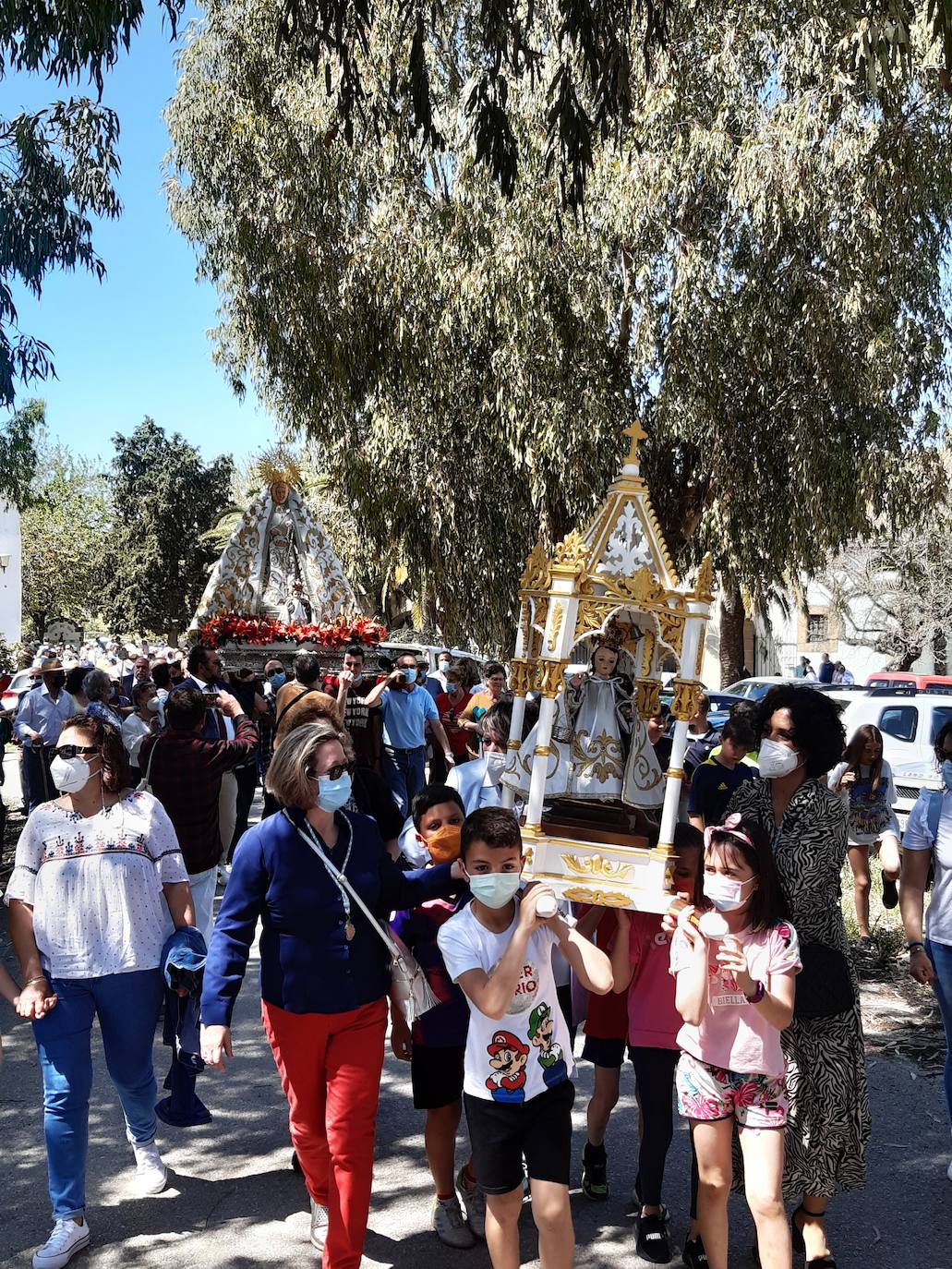 Imagen secundaria 2 - Hoy se ha llevado a cabo la puja de brazos. El sacerdote Severiano Talavero ha presidido la Eucaristía. Los niños han portado con la imagen del Niño. 