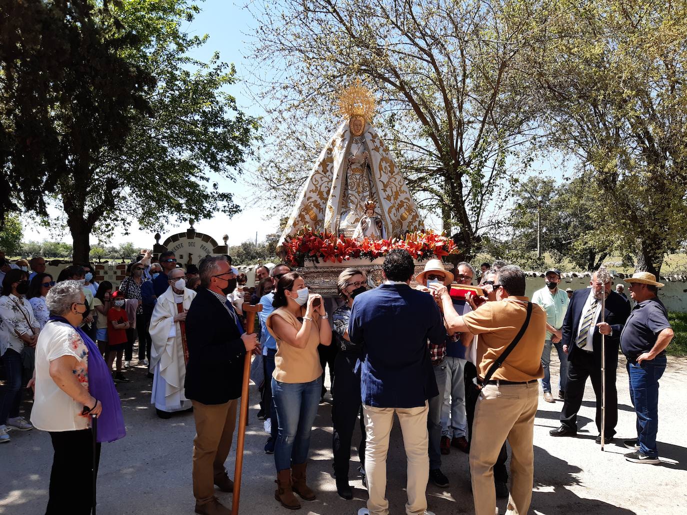 Imagen principal - Hoy se ha llevado a cabo la puja de brazos. El sacerdote Severiano Talavero ha presidido la Eucaristía. Los niños han portado con la imagen del Niño. 