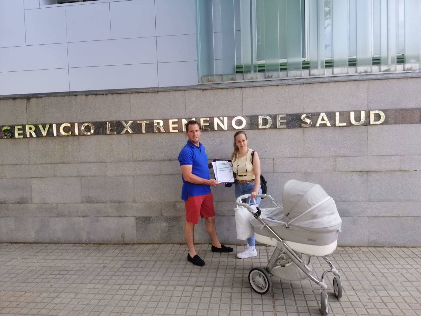 Juanjo y Tamara, hoy en Mérida, dando registro de entrada a la petición de las familias. CEDIDA