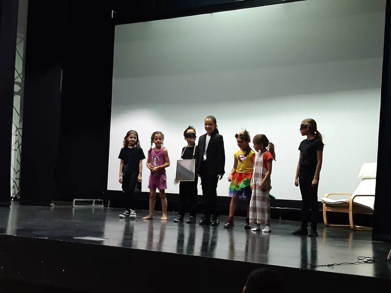 Alumnos de la escuela infantil de teatro han actuado hoy para sus compañeros del colegio. 