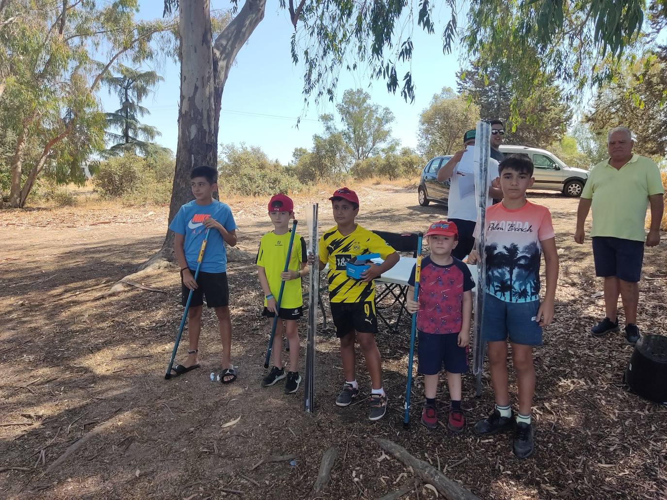 Los cinco participantes de la categoría infantil recibieron una caña de pescar. 