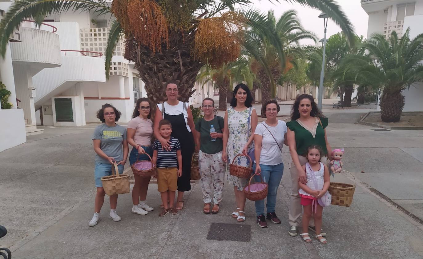 Mujeres integrantes de la cofradía 2022 junto a sus hijos. 