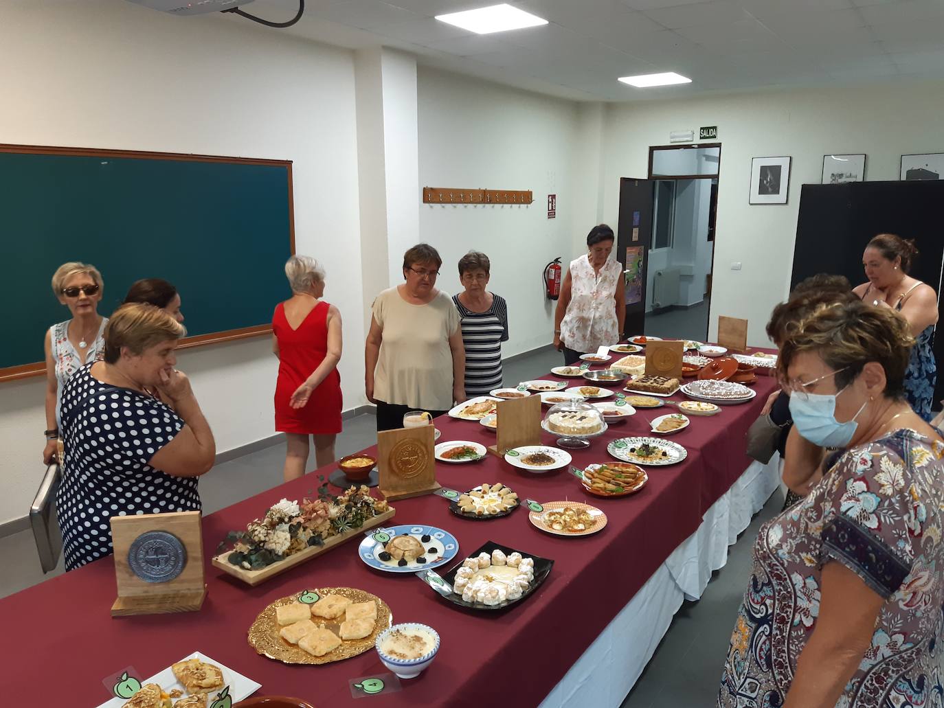 Algunas de las participantes han podido ver la mesa repleta de platos antes de comenzar la degustación por parte del jurado. 