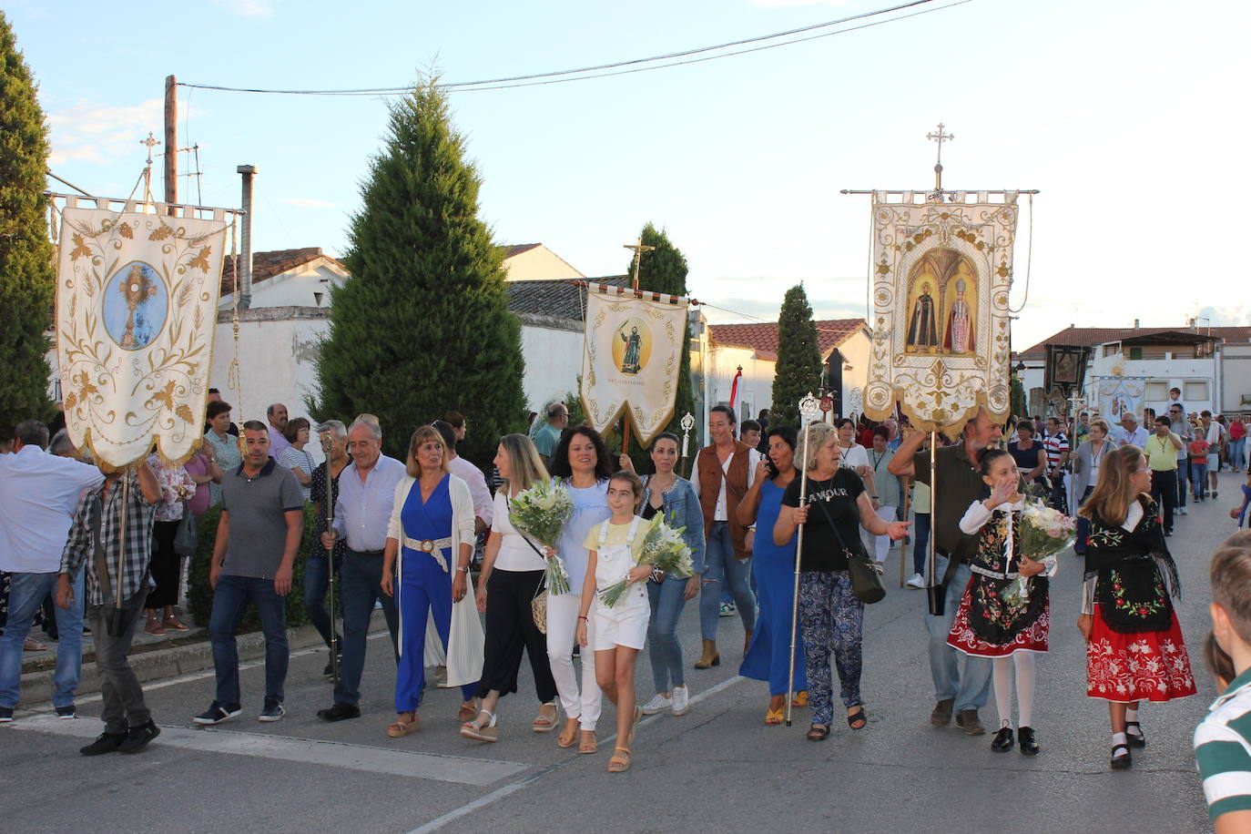 Fotos: Centenares de personas arropan a su patrona a su llegada a la localidad
