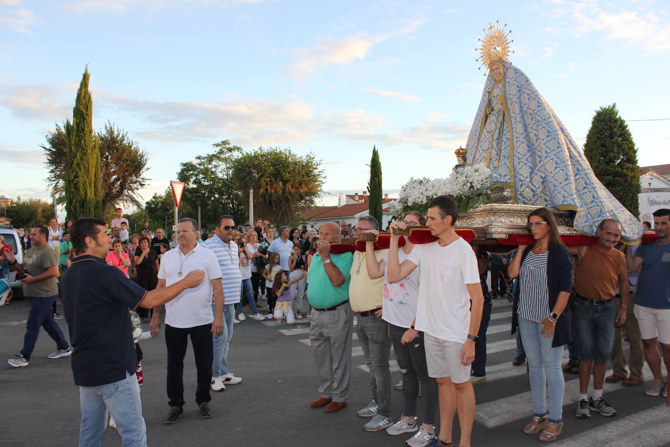 Fotos: Centenares de personas arropan a su patrona a su llegada a la localidad