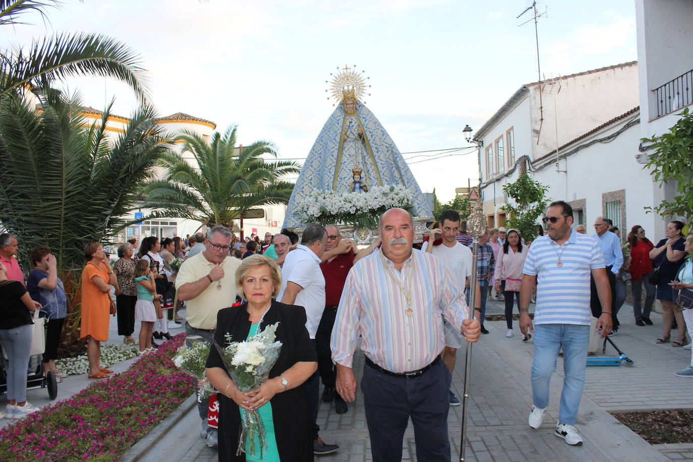 Fotos: Centenares de personas arropan a su patrona a su llegada a la localidad