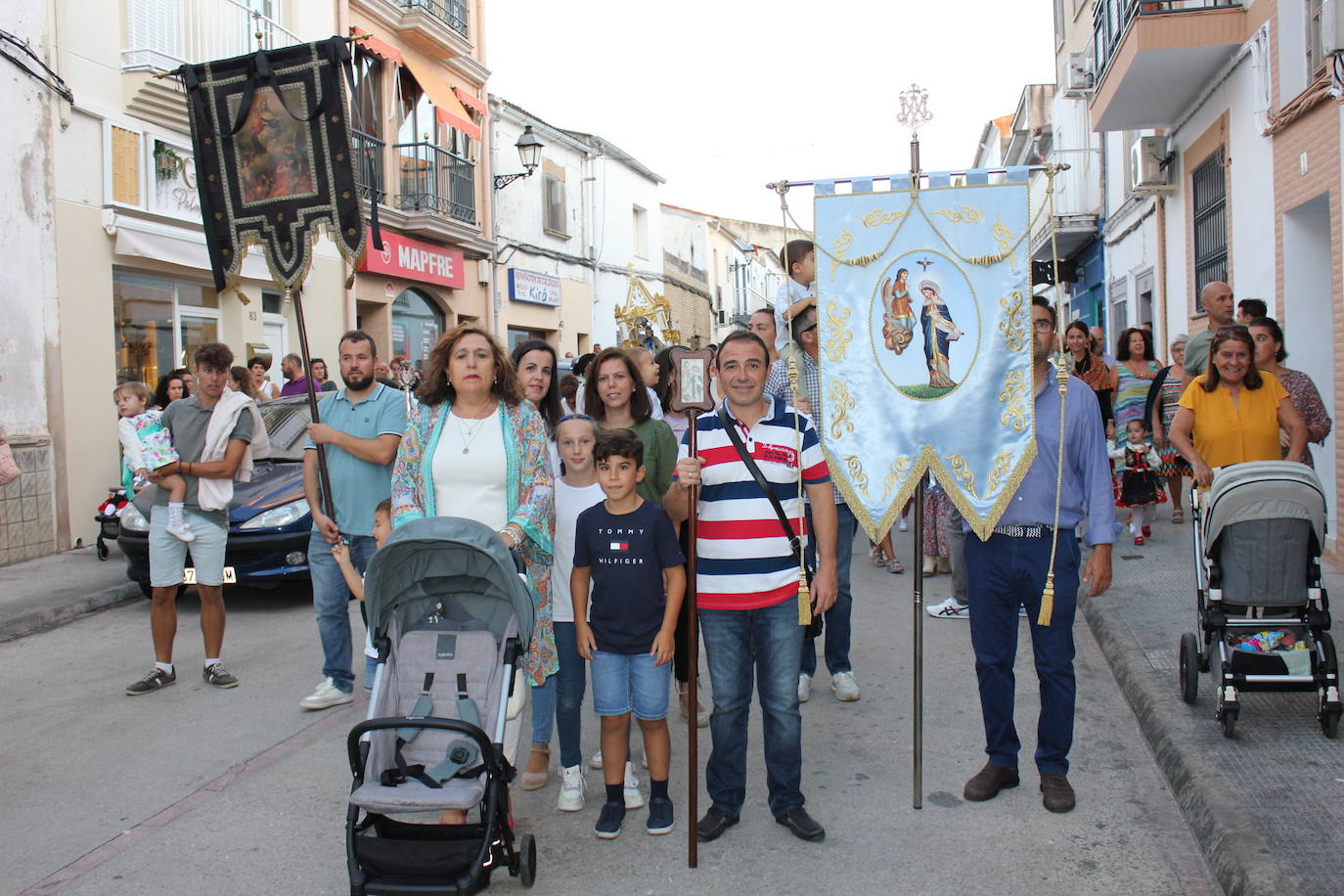Fotos: Centenares de personas arropan a su patrona a su llegada a la localidad
