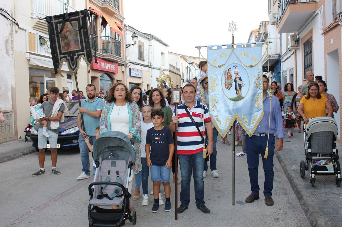 Fotos: Centenares de personas arropan a su patrona a su llegada a la localidad