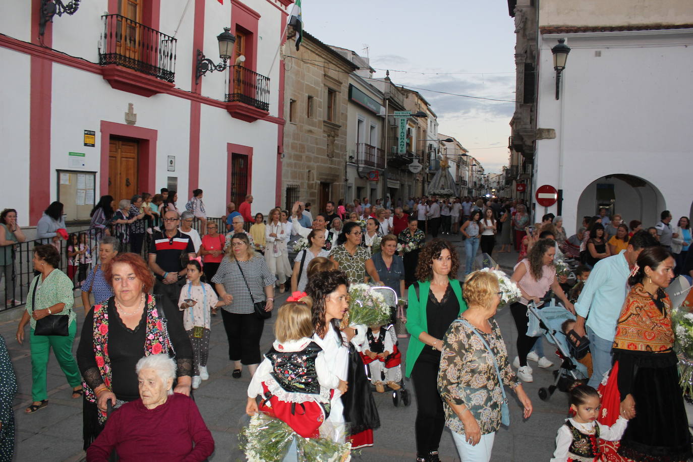 Fotos: Centenares de personas arropan a su patrona a su llegada a la localidad