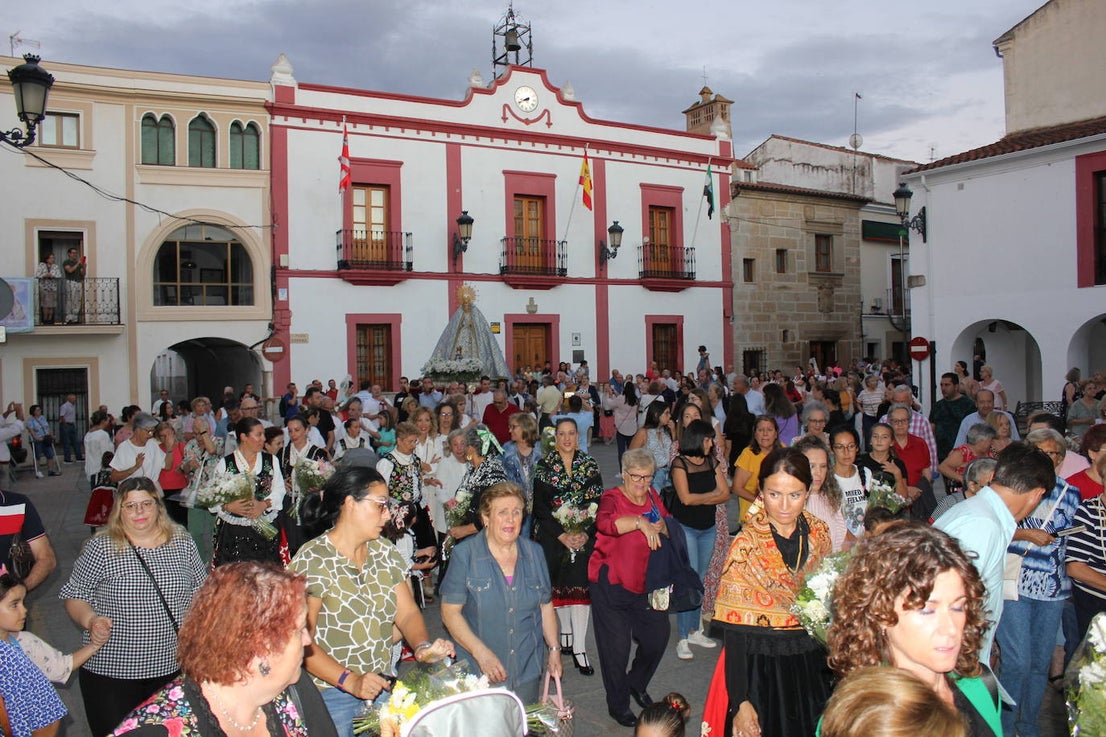 Fotos: Centenares de personas arropan a su patrona a su llegada a la localidad