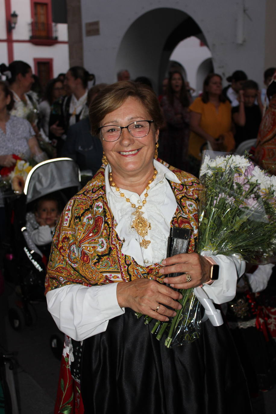 Fotos: Centenares de personas arropan a su patrona a su llegada a la localidad