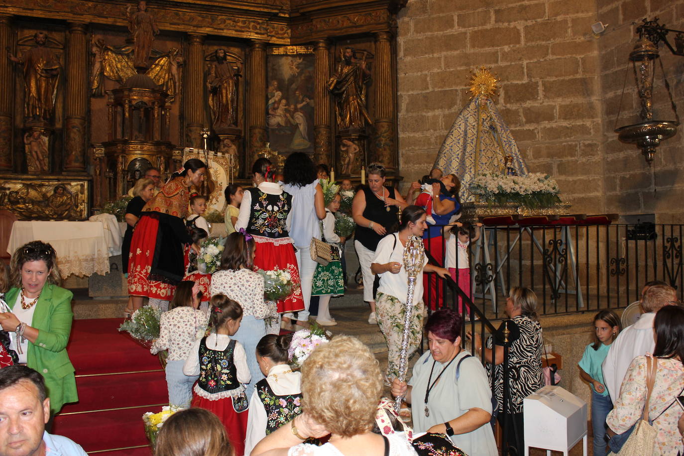 Fotos: Centenares de personas arropan a su patrona a su llegada a la localidad