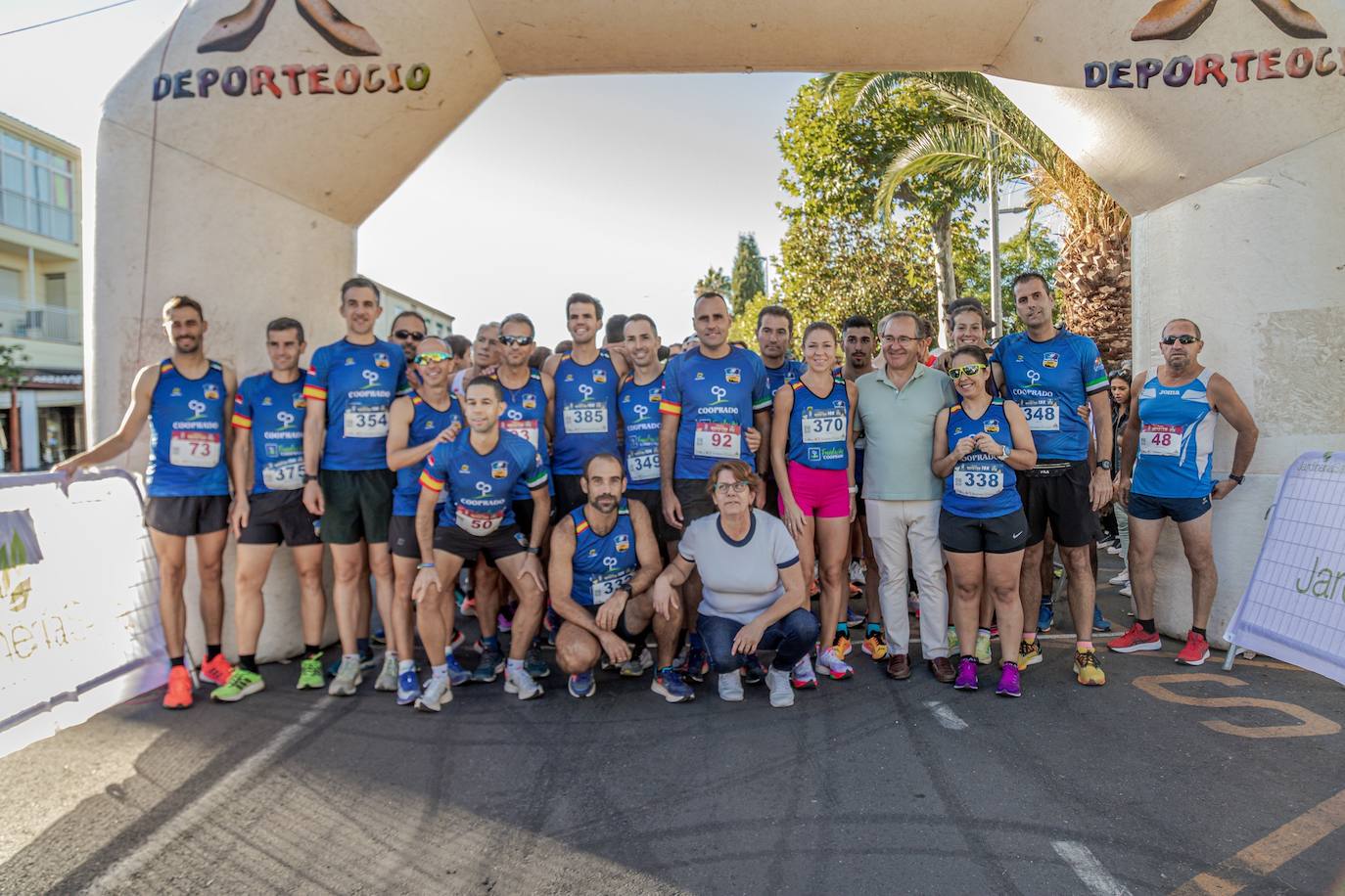 Foto de familia del Club Maratón Casar y representantes municipales. 