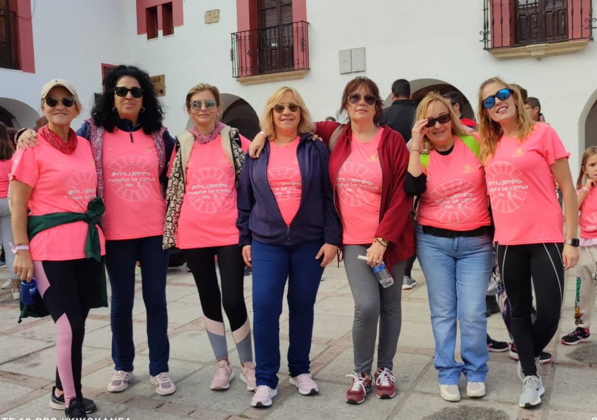 Imagen secundaria 1 - Cerca de un centenar de participantes asisten a la I Marcha rosa a favor del cáncer de mama